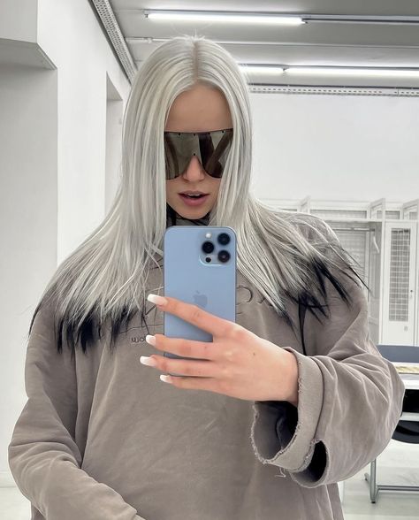 Black Ends Hair, Platinum Blonde Hair With Black, Hair With Black Ends, Ends Hair Color, Lara Violetta, Black Hair Blonde Tips, Blonde Hair With Black, Icy Blonde Hair Color, Black Hair Ombre