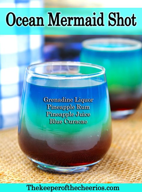 Curacao Cocktail, Mermaid Party Ideas, Mermaid Cocktail, Layered Cocktails, Bartender Drinks Recipes, Alcholic Drinks, Summer Drinks Alcohol, Ocean Mermaid, Cocktail Drinks Alcoholic