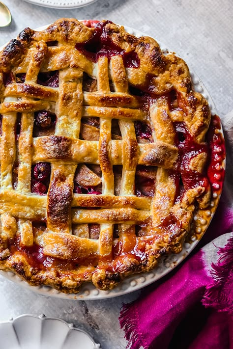 Sour Cherry Pie, Fruit Pie Recipe, Cranberry Pear, Pear Pie, Raspberry Pie, Oreo Dessert, Fruit Pie, Sweet Pie, Pie Tart