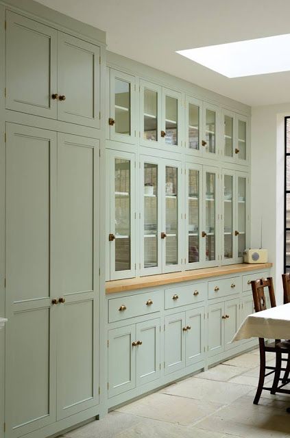 Modern Country Kitchen Lust! Classic Farmhouse Kitchen, Modern Country Kitchens, Devol Kitchens, Kitchen Wall Cabinets, Kabinet Dapur, Kitchen Pantry Cabinets, Classic Kitchen, Green Cabinets, Classic Kitchens