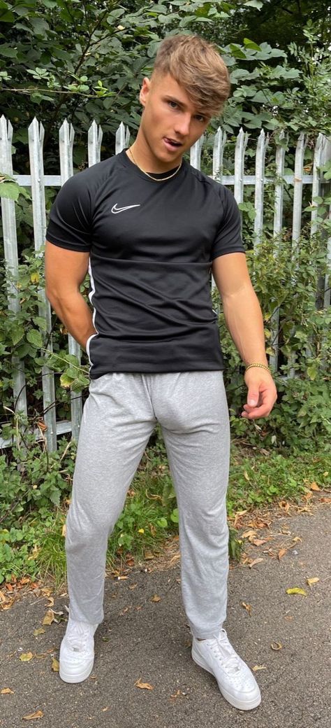 Guys In Grey Sweatpants, Men In Sweatpants, Boys In Boxers, Guys In Sweatpants, Attractive Black Men, Older Mens Hairstyles, Male Boxers, Men Fashion Photo, Boys Wear