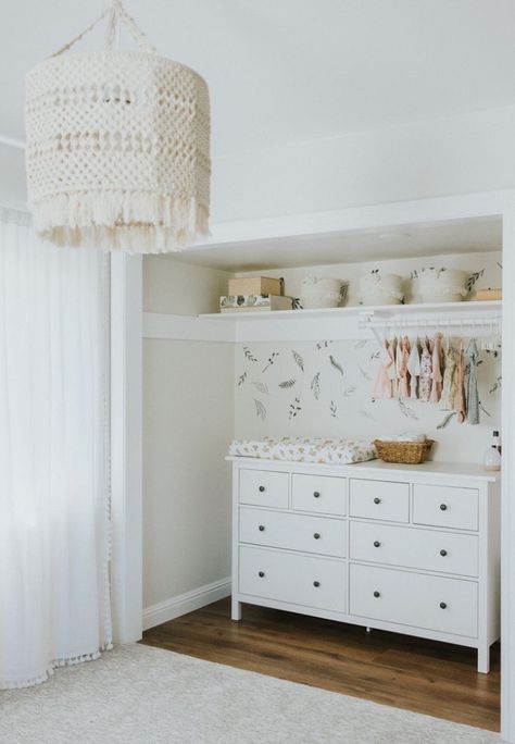 Changing Table In Closet, Closet With Dresser, Nursery Ideas Organization, Neutral Modern Nursery, Modern Nursery Ideas, Baby Room Closet, Baby Nursery Closet, Baby Boys Nursery, Montessori Nursery