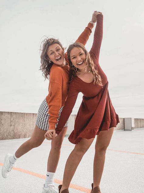 Foto Best Friend, Sisters Photoshoot Poses, Sister Photography, Bff Poses, Sister Poses, Friendship Photoshoot, Sister Pictures, Sisters Photoshoot, Friend Pictures Poses