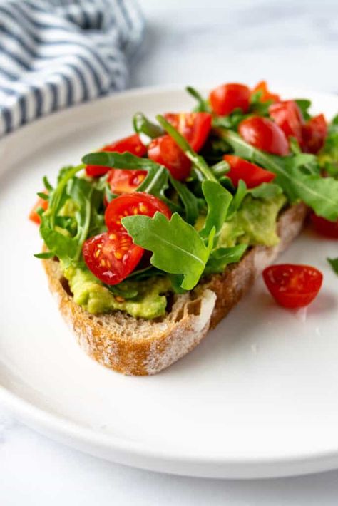 Tomatoes On Toast, Avocado Spread, Tomato Avocado, Avocado Toast Recipe, Work Meals, Avocado Tomato, Spread Recipes, Ripe Avocado, Quick And Easy Breakfast