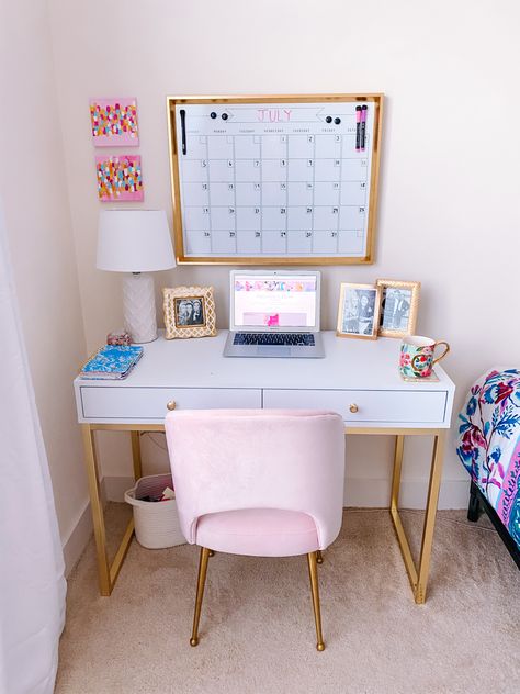 Desk Preppy Ideas, Apartment Room Wall Decor, College Apartment Inspo Bedroom, Preppy College Room, College House Living Room, Above Desk Decor, College Room Aesthetic, College Apartment Room Ideas, Tcu Dorm