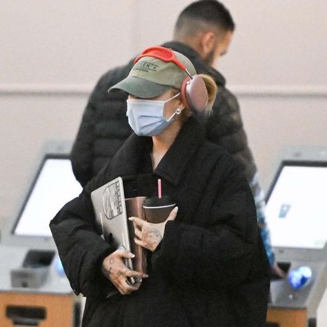 The Grande Heels💋 on Instagram: "ariana recently in nyc🤍" Ariana Grande Airport, Ariana Grande Paparazzi, Nyc Airport, Ariana Grande Selena Gomez, Ariana Grande News, Dangerous Woman Tour, Taylor Swift Fan Club, Ariana Grande Gif, Tiny Elephant