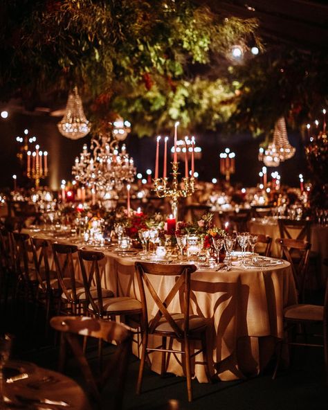 50s Glam Wedding, Wedding Plating Setting, Baroque Tablescape, Candle Tablescapes Wedding, Moulin Rouge Wedding, Romantic Candlelit Wedding, European Inspired Wedding, Victorian Wedding Themes, Luxury Wedding Flowers