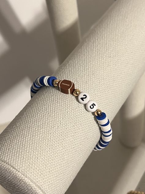 These bracelets are perfect for anyone supporting a team member. Football Beaded Bracelets, Football Bracelet, Football Diy, Bracelets For Boyfriend, Football Boyfriend, Sports Jewelry, Sports Bracelet, Beads Bracelet Design, Football Party