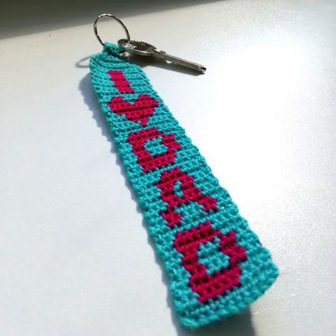 Father's day keychain - Free crochet pattern | Crochet Patterns and Designers Crochet Keychain Ideas, Loom Crochet, Crochet Bell, Keychain Pattern, Keychain Ideas, Crochet Mask, Graph Crochet, Dad Keychain, Easy Crochet Animals