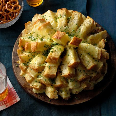 Party Cheese Bread Pull Apart Cheese Bread, Party Bread, Thanksgiving Appetizers Easy, Cheese Bread Recipe, Holi Party, Pull Apart Bread, Thanksgiving Appetizers, Monterey Jack, Holiday Appetizers