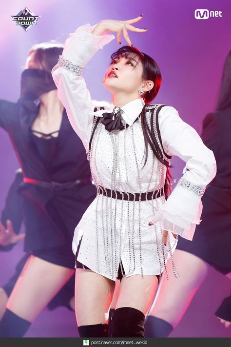 Chungha Stage Outfits, Stage Fashion, Festival Outfit Inspiration, Idol Fashion, Kim Chungha, Friday Outfit, Daejeon, Event Outfit, Performance Outfit