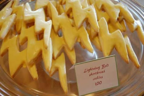 Lightning Bolt Cookies, Hogwarts Feast, Harry Potter Food Ideas, Harry Potter Sleepover, Harry Potter Feast, Weather Party, Gateau Harry Potter, Harry Potter Treats, Harry Potter Snacks