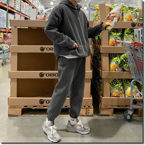 Korean Sweatpants Outfit Men, Korean Athleisure, Men Sweatpants Outfit, Ootd Cwo, Airport Outfit Men, Boys Outfits Aesthetic, Winter Outfits Men Streetwear, Sporty Outfits Men, Converse 70s