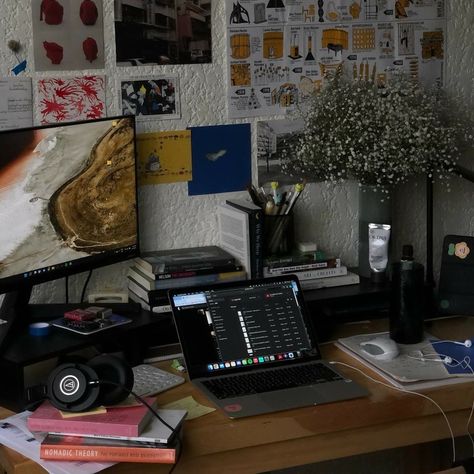 Dark Desk Setup Aesthetic, Nerdy Room Aesthetic, Dark Desk Setup, Nerdy Room, Desk Setup Aesthetic, Flowers Poetry, Dark Desk, Organize Motivation, Study Books