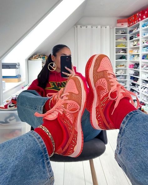 2023 Fashion Trends For Black Women, Wallpaper Nike, Lisa Style, Replica Sneakers, Sneakers Sale, Team Orange, Jordan Yeezy, Trendy Shoes Sneakers, Fitness Style