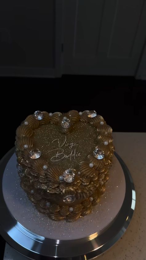 Virgo Szn Heart Cake, Virgoat Birthday Cake, Virgo Heart Cake, Virgo Szn Cake, 24th Bday Cake, Virgo Season Cake, Virgo Cake Ideas, Virgo Birthday Cake, Gold Heart Cake