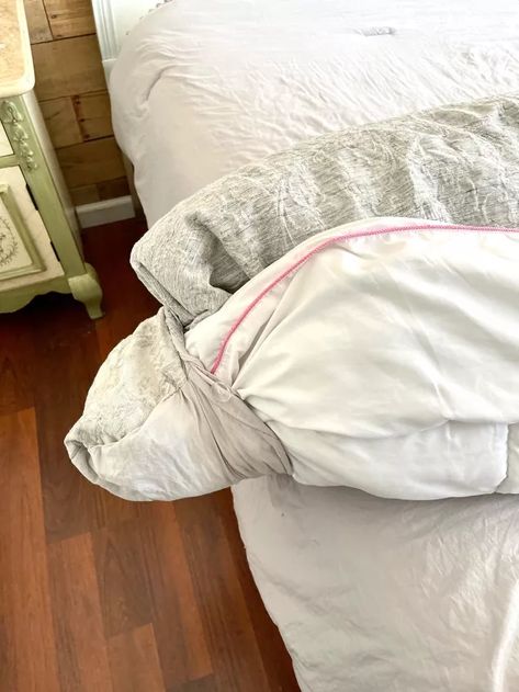 Duvet How To Put On, How To Duvet Insert, Duvet Hacks Comforter, How To Insert A Duvet Cover, Easy Way To Put On Duvet Cover, Easy Duvet Cover Change, How To Duvet Cover Tutorials, How To Put A Comforter In A Duvet Cover, How To Insert Duvet Into Cover