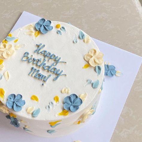 Diy Flower Birthday Cakes, Simple Birthday Cakes For Mom, Kue Simple Aesthetic, Cake Designs For Mom Birthday, Cute Simple Cake Designs, Cake Design For Mom, Birthday Cake Mom, Cake Recipes Easy, Rodjendanske Torte