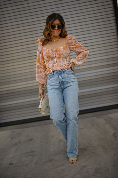 Today CHIC TALK is sharing this floral print blouse and denim jean outfit she has been wearing for Spring and Summer. Visit the blog to get more inspired outfits for your spring wardrobe! Minimal Classic Outfit, Floral Blouses, Loungewear Summer, Jean Outfit, Street Style Fall Outfits, Spring Break Outfit, Jeans Outfits, Street Style Summer, Popular Outfits