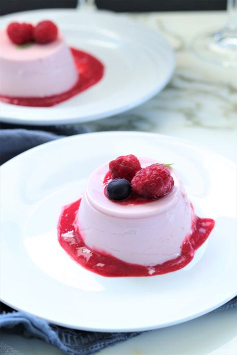 Raspberry Panna Cotta, Lemon Panna Cotta, Ricotta Cheesecake, Panna Cotta Recipe, Springform Pan Cake, Ny Style, Berries Recipes, Small Desserts, Italian Desserts