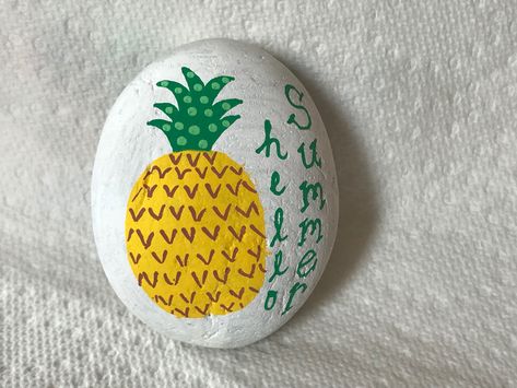 Pineapple rock Pineapple Painted Rocks, Pineapple Rock Painting, Pineapple Painting, Painted Seashells, Balloon Painting, Paint Rocks, Painted Rocks Diy, Painted Shells, Painting Rocks