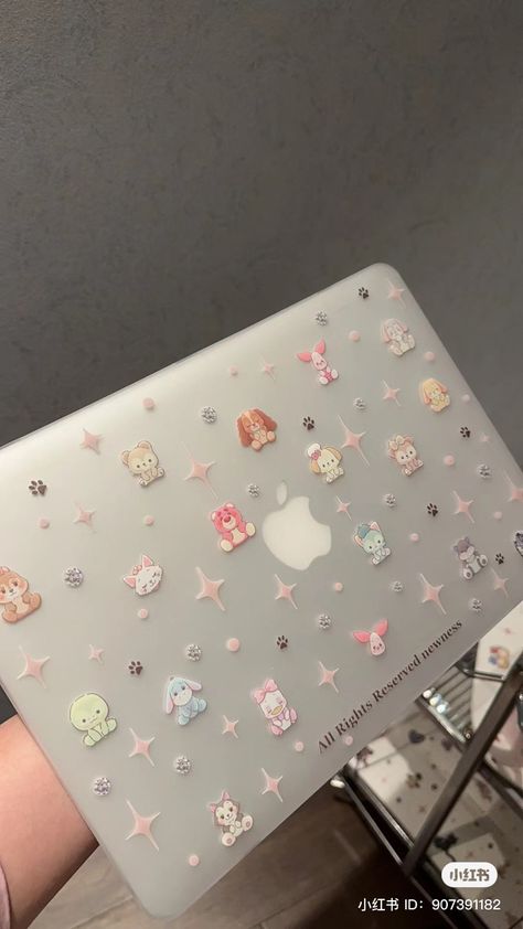 Deco Laptop, Macbook Sleeve Aesthetic, Laptop Cover Aesthetic, Aesthetic Macbook Case, Laptop Skin Ideas, Laptop Case Aesthetic, Aesthetic Laptop, Laptop Decoration, Laptop Case Stickers