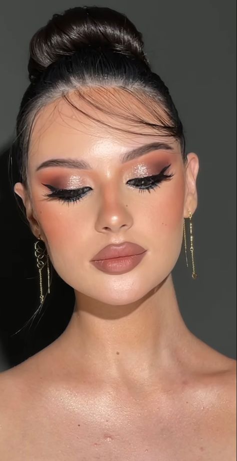 Make Up For Peach Color Dress, Eyeshadow Looks Night Out, Simple But Elegant Makeup Looks, Best Wedding Makeup For Brown Eyes, Evening Makeup Looks Night, Make Up Prom Night, Simple Makeup Looks For Wedding, Makeup For Brown Dress, Natural Makeup Looks For Brown Eyes