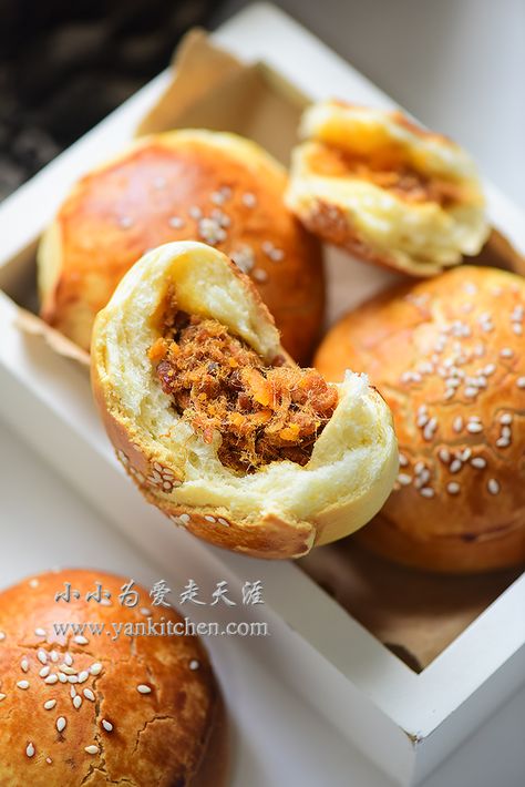 Savory Buns, Chinese Bread, Asian Pastry, Salt Bread, Soft Bread Recipe, Bun Recipes, Bread Pastry, Salted Egg Yolk, Bread Shop