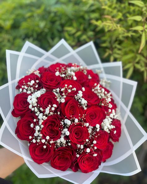 24 Red Rose bouquet 😍🌹 Gifting someone a red rose bouquet is the perfect way to let them know how much you love them! ✨💐 Text (559)331-1351 or dm @lilyyscreations to order your red rose bouquet! Bouquet For Mom Birthday, Birthday Roses Bouquet, Mom Bouquet, Birthday Getaway, Red Roses Bouquet, Bouquet Of Red Roses, Roses Bouquet Gift, Eternal Flowers, Flowers For Mom