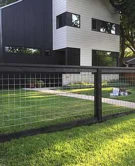 Hog Wire Fence, Modern Front Yard, Welded Wire Fence, Cheap Fence, Iron Fences, Front Fence, Wood Fence Design, Home Backyard, Black Fence