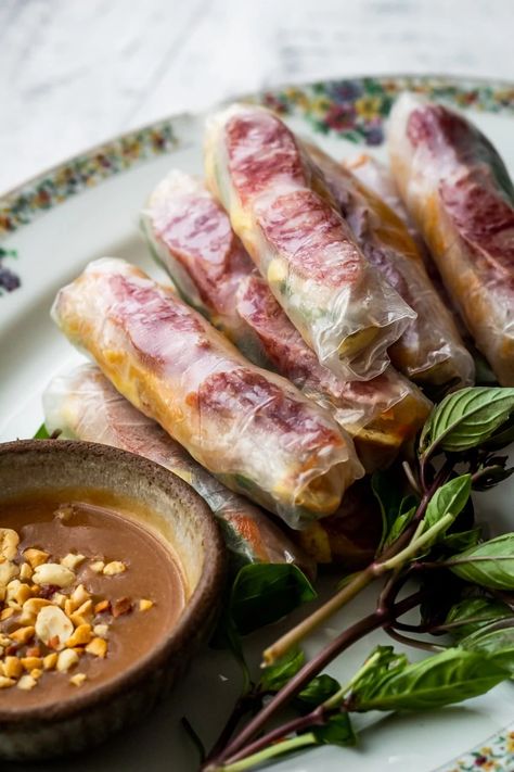 Bo Bia Vietnamese Spring Rolls, Sausage Spring Rolls, Lap Xuong Recipes, Chinese Sausage Recipes Dinners, Chinese Sausage Recipes, Recipes With Chinese Sausage, Vietnamese Sausage, Yummy Nummies, Cooking Therapy