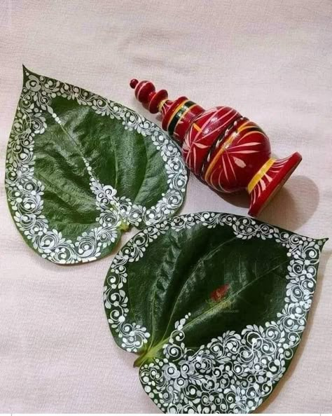 Kolka Design On Leaf, Bengali Wedding Tatwa, Bengali Bridal Kalka Design, Pan Pata Designs, Wedding Kulo Design, Tatwa Decoration Bengali, Bengali Decoration Ideas, Alta Design Bengali Hands, Kulo Art