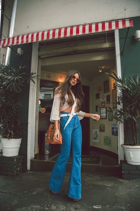 Roupas anos 70: moda, fotos de looks e ideias para festa à fantasia 70 Style Outfits 70s Fashion, 70 Style Outfits, 60's Outfits, Look Hippie Chic, 70s Inspired Outfits, 70 Outfits, Fashion Decades, Outfits 70s, 70s Look