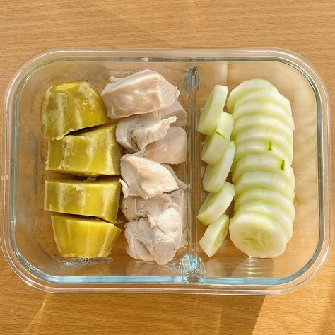 @stayhealthywith.mee shared a photo on Instagram: “Lunch box #healthylifestyle #healthyfood #healthyeating #mealprep #mealplan #thucdongiamcan #diet #fitnessmotivation #giambeo…” • May 17, 2022 at 12:11am UTC Korea Diet, Health Meal Prep, Extreme Food, Healthy Food Menu, Healthy Lunch Meal Prep, Fat Loss Foods, Healthy Food Dishes, Makanan Diet, Clean Food