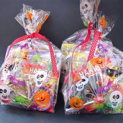 Loot bags idea Loot Bags For Kids Birthday, Christmas Party Bags, Birthday Party Treat Bags, Christmas Classroom Treats, Halloween Party Bags, Paper Party Bags, Halloween Goodie Bags, Christmas Treat Bags, Bags For Kids