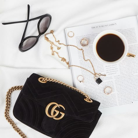 Purse Flatlay Photography, Flatlay Bag Photography, Purse Product Photography, Bags Flatlay, Product Photography Ideas Bags, Product Photography Bags, Bag Flatlay, Jewelry Flatlay, Bag Photoshoot