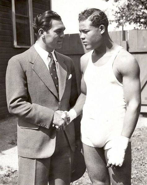 Heavyweight Boxers, Jack Johnson Boxer, Joe Louis, Boxing History, Black Royalty, Shaking Hands, Champions Of The World, Black Actresses, Boxing Champions