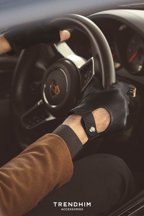 Men driving gloves in black Gloves Aesthetic, Brown Leather Gloves, Leather Driving Gloves, Warmest Winter Gloves, Gloves Fashion, The Passenger, Passenger Seat, Driving Gloves, Black Leather Gloves