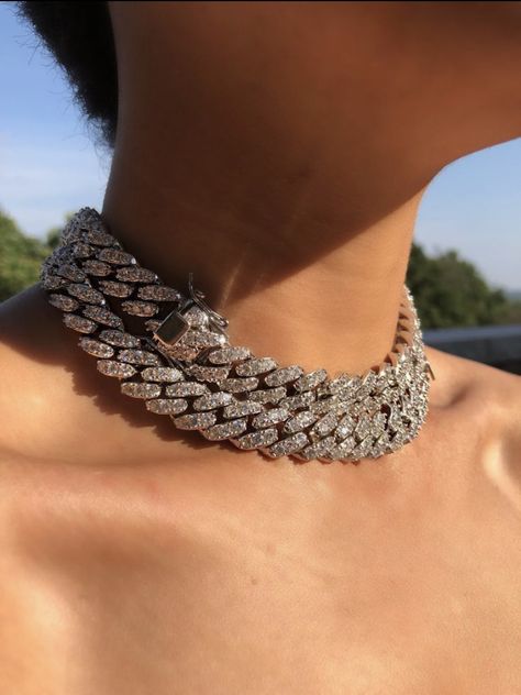 Cuban Link Chain Women Outfit, Cuban Link Chain Women, Akira Fashion, Necklace Styling, Cuban Link Choker, Iced Out Chains, Silver Link Necklace, Choker Silver, Pearl Statement Necklace