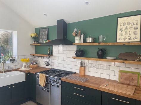 Forest Green Kitchen Wood Counter, Green And Pine Kitchen, Green Feature Wall Kitchen, Dark Green Kitchen Walls Oak Cabinets, Forest Green Kitchen Walls, Dark Green Kitchen Walls, Forest Green Kitchen Cabinets, Forest Green Kitchen, Black And Grey Kitchen