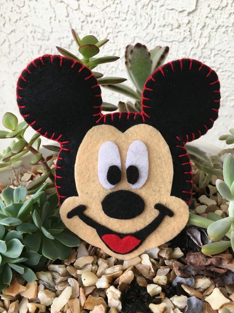 Mickey Mouse Felt Pattern, Disney Felt Ornaments Diy, Felt Mickey Mouse Ornaments, Disney Felt Ornaments Patterns, Mickey Mouse Christmas Diy, Felt Disney Characters, Felt Mickey Mouse, Felt Disney, Disney Felt Ornaments