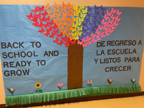 Spanish Classroom Bulletin Boards, Classroom Decor Bulletin Boards, Spanish Bulletin Boards, Fall Themed Desserts, Bilingual Classroom Decor, Spanish Classroom Decor, English Classroom Decor, Preschool Spanish, Spanish Decor