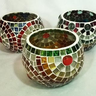 Con vidrio reciclado y esmalte de uñas haz lindas manualidades ~ lodijoella Venecitas Ideas, Mosaic Planters, Mosaic Candle Holders, Christmas Snowflakes Decorations, Mosaic Candle, Mosaic Tray, Mosaic Pots, Mosaic Vase, Mosaic Flower Pots