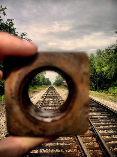 This is an online example of focal point. I feel this is a good example since the image draws the eye to the seemingly endless railroad that meets the horizon. Also, the object in the hand creates a separated part of the image for the eye to focus on that is clearer than the rest of the image. Focal Point Art, Focal Point Photography, Frame Within A Frame, James Nachtwey, Line Photography, A Level Photography, Perspective Photography, Vanishing Point, Focus Photography