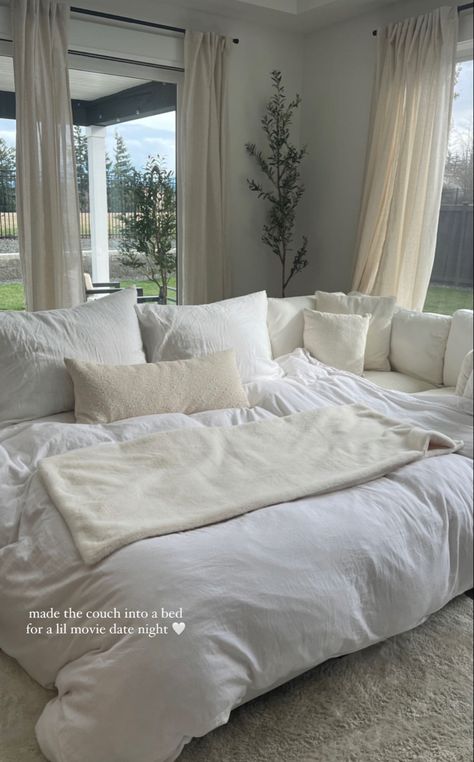 Ireland Homes Interior, Soft Apartment Aesthetic, Country Aesthetic Decor, Bed With Lots Of Pillows, Big Fluffy Bed, Soft Room Aesthetic, Room Ideas Aesthetic Summer, Neutral Minimalist Bedroom, Ivory Room