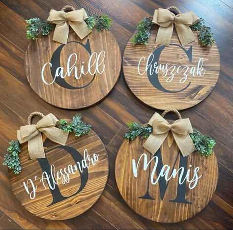 Wooden Signs Cricut Diy, Cricut Projects Signs Diy Wood, Wood Round Cricut Crafts, Diy Round Wooden Signs Cricut, Cricut Plaque Ideas, Wooden Rounds Sign, Diy Circle Wood Sign, Diy Farmhouse Door Hanger, Cricket Crafts To Sell