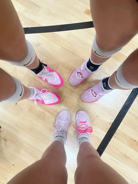 Libero Volleyball Aesthetic, Pink Volleyball Shoes, Pink Volleyball, Volleyball Motivation, Best Volleyball Shoes, Volleyball Photography, Volleyball Photos, Volleyball Poses, Volleyball Inspiration