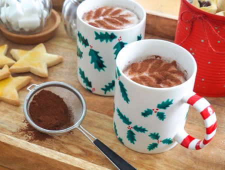 Diy Christmas Mugs Paint, Christmas Mug Diy, Christmas Mug Designs, Mug Painting Ideas Diy, Christmas Mugs Diy, Christmas Mug Ideas, Homemade Mugs, Sharpie Mug Designs, Diy Christmas Mugs