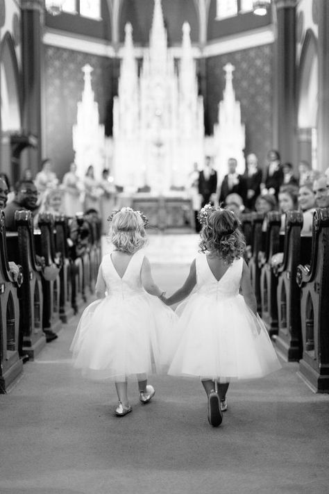 Family Wedding Pictures, Church Wedding Photos, Buddhist Wedding, Church Wedding Photography, Wedding Ceremony Pictures, Wedding Photo List, Catholic Wedding Ceremony, Family Wedding Photos, Wedding Portrait Poses