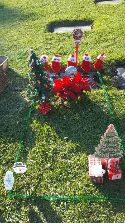 Decorating Grave Sites Ideas Christmas, Birthday Grave Decorations, Graveside Decorations Diy, Christmas Grave Decorations Cemetery, Christmas Cemetery Decorations Ideas, Christmas Grave Decorations, Graveside Decorations, Headstones Decorations, Peter Pan Party